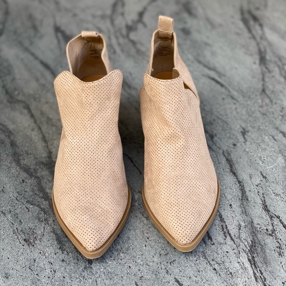 Perforated Perfect Tan Ankle Booties Pointed Toe - Picture 4 of 7